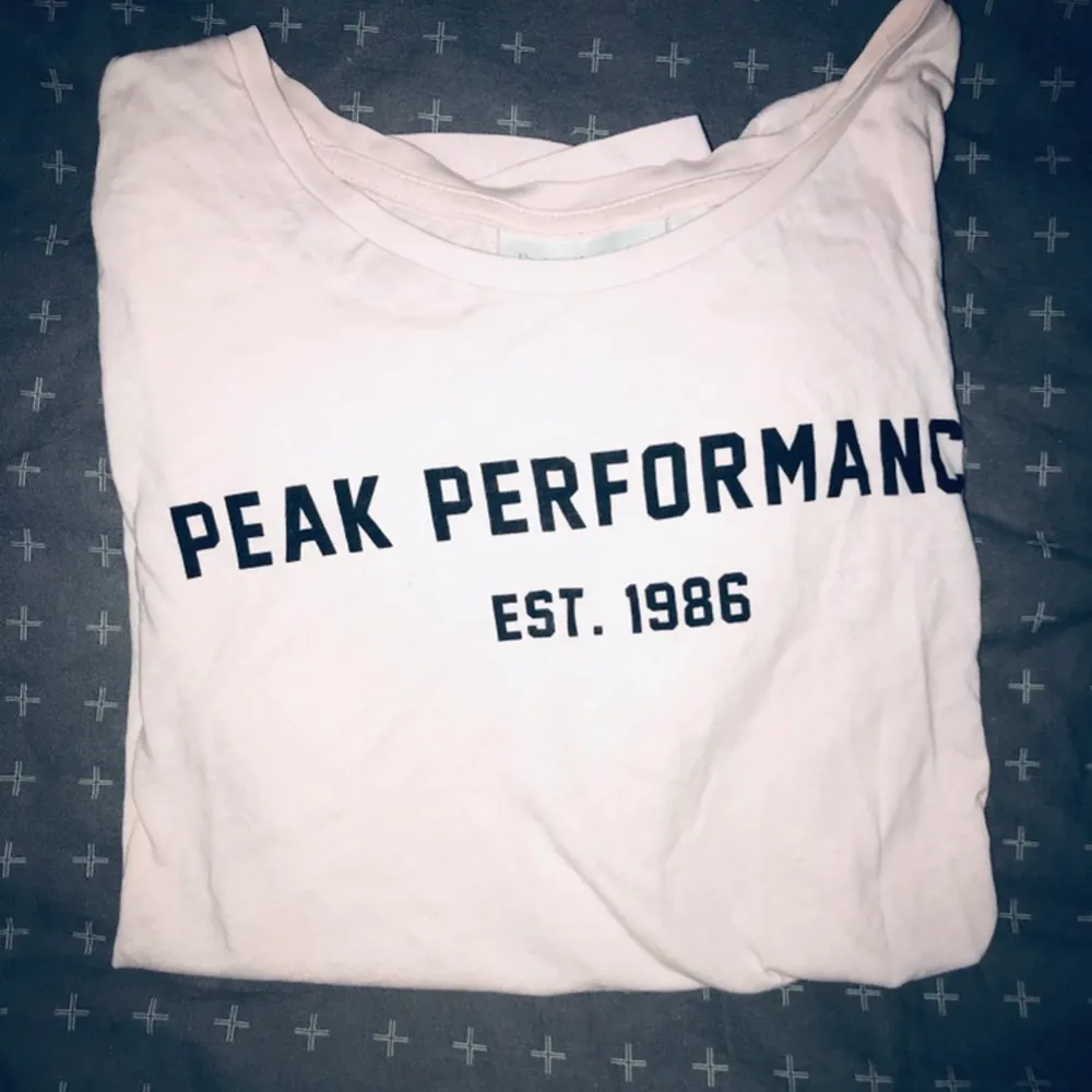 Säljer en oanvänd t shirt från peak performance!! . T-shirts.