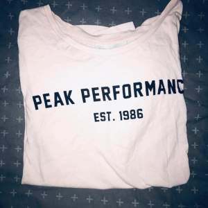 Säljer en oanvänd t shirt från peak performance!! 