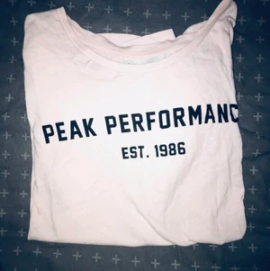 Peak performance t shirt  - Säljer en oanvänd t shirt från peak performance!! 