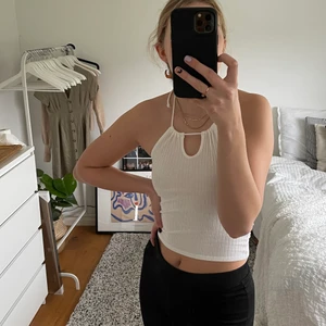 Topp med snörning öppen rygg - Jättesött linne från H&M! Trendigt med knytet i fram och går att knyta på olika sätt❤️ inte genomskinligt! Passar XS-S🤩