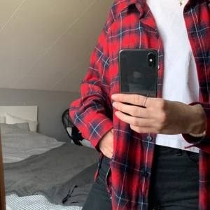 Rutig skjorta - En oversized röd/blå rutig flanellskjorta. Änvänd ett fåtal gånger alltså är den i ett toppskick! Från h&m i strl 46 vilket motsvarar L ungefär. Skriv ifall ni vill ha fler bilder!⭐️