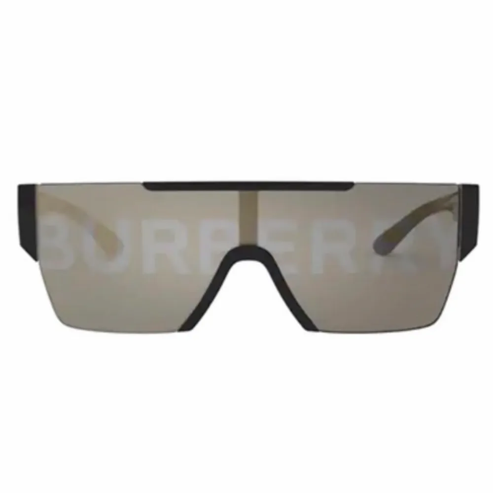 Väldigt fina burberry glasögon cond 10/10 ny pris runt 3 tusen har dust bag och allt till dom. Accessoarer.