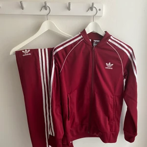 Adidas dress  - Snyggt set från adidas. Byxor och tröja. Storlek 146/152. 