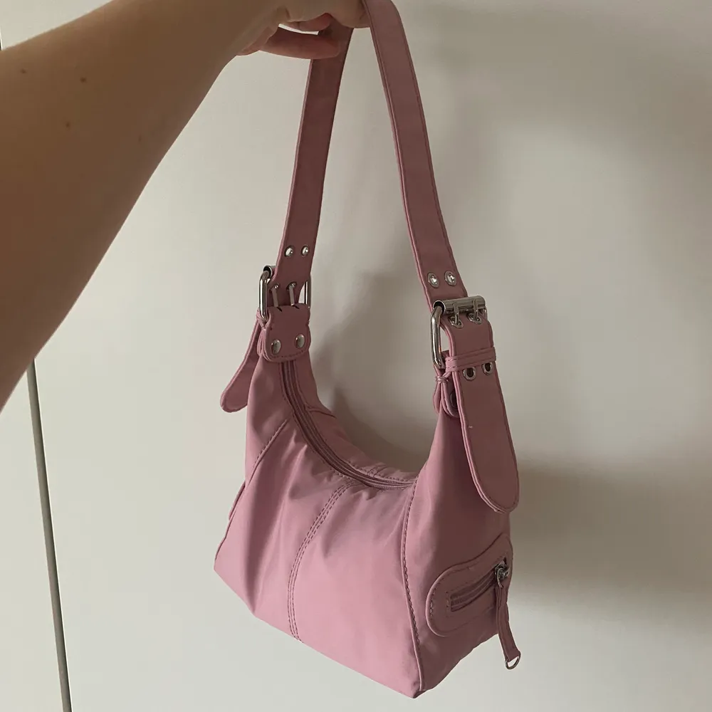 Finaste rosa väskan från Asos, frakt tillkommer 💞. Väskor.