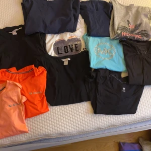 massa med t shirtar - träningströjor, blanka svarta, tryck, paljeter och massor med tröjor, 20kr styck eller alla för 100