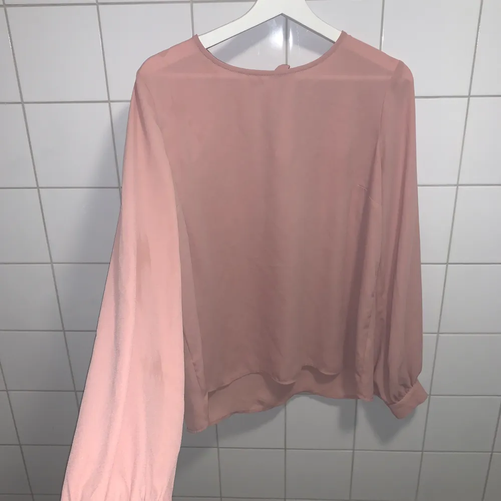 Jätte söööt rosa blus i XL, älskar att den inte är så tight och att den är fladdrig men har flera st nu så måste bli av med lite blusar. Blusar.