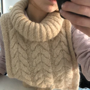 Beige stickad polo - Så fin stickad polo att ha under jackan/kappan när det är kallt. 