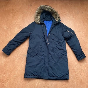 Filippa K  - Knappt använd dam jacka färgen: svart  i storlek L :) 