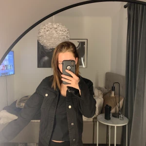 Svart jeansjacka från Cheap monday - Väldigt fin jeansjacka i st xs, passar mig bra som har s och sitter inte alls tight! Fint skick säljer då den tyvärr inte kommer till användning! 