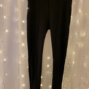 Tights från Bikbok - Tights från Bikbok, liknar kostymbyxor fast i tights format! Säljer pgr av att dom är förstora. Använda ca 5 gånger Nypris: 300, mitt pris: 100 !👏🏻 köparen står för frakt 🥰