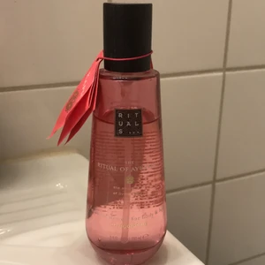 Rituals  - 100ml, invigorating, natural dry oil - för kropp & hår! Endast testad! Säljes då jag inte har användning för den... 100% natural! doftar gudomligt.