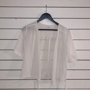 Omlottblus från Filippa K - En jättefin blus i väldigt gott skick från Filippa K som tyvärr inte kommer till använding💞