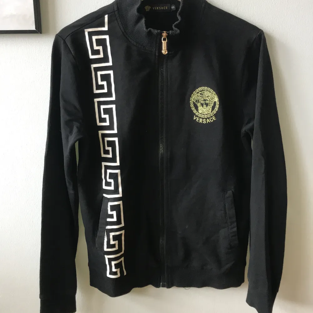 Zipper tröja från Versace💫 använd, syns lite på muddarna, men i övrigt gott skick! Helsvart baktill, fickor framtill. Herr strl S, M på tjejer. . Tröjor & Koftor.