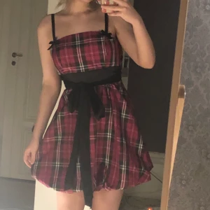 helt sjuk y2k klänning - 🖤⛓💕vill du uppfylla dina mall goth 2005 drömmar? då kanske du vill köpa den här klänningen? den är från märket qed london och tyvärr står det ingen storlek men skulle gissa på xs-s/ kanske m om du har små bröst. bud börjar på 150 och avslutas fredag den 26 februari💕⛓🖤