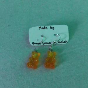 Guldiga örhängen - Fina till att ha till kalas eller fest!💛🧡