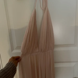 Balklänning  - Säljer nu min balklänning som köptes till balen 2020! Då jag aldrig gick balen är klänningen aldrig använd, endast provad en gång! Den är sydd efter mina mått dock skulle jag säga att den passar XS-S utan problem. Hör av dig för mer info 🥰🥰  köpt för 1900