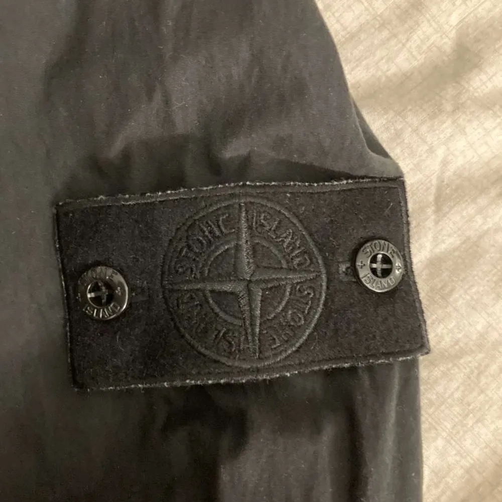 En av de limiterade stone island ghost collection tröjorna. Som du ser på bilden så är det en sweatshirt med den speciella o nästan rare badgen. Storleken är medium o den sitter grymt snyggt, som en stone island tröja ska göra. Bra deal med tanke på att den kollektionen inte kommer tillbaka utan bara slog en gång!. Tröjor & Koftor.