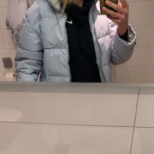 Jacka - Säljer denna galet snygga vintage jackan. Så fin färg och så trendig. Den är i storlek s