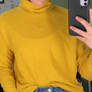 H&M polotröja storlek XS - Senaps gul varm polotröja från H&M. Använd men i bra skick.