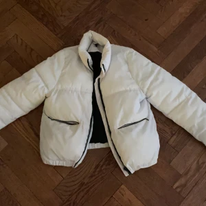 Vit jacka - Jackan är använd i en vintersäsong och ser nästan ny ut:) 