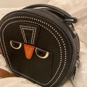 väskor - säljer ett par väskor som inte kommer till användning längre 🤍🖤 (guess plånbok ÄKTA)