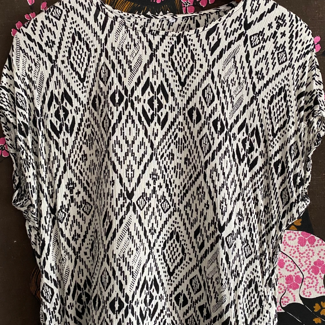 Mönstrad blus/tunika m. omlottrygg