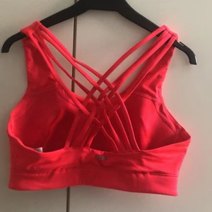 Orange/rosa soc sport-bh  - Orange/rosa sport-bh från stadium. Märket soc. Stl 36. Snygg i ryggen, perfekt färg till sommaren. 