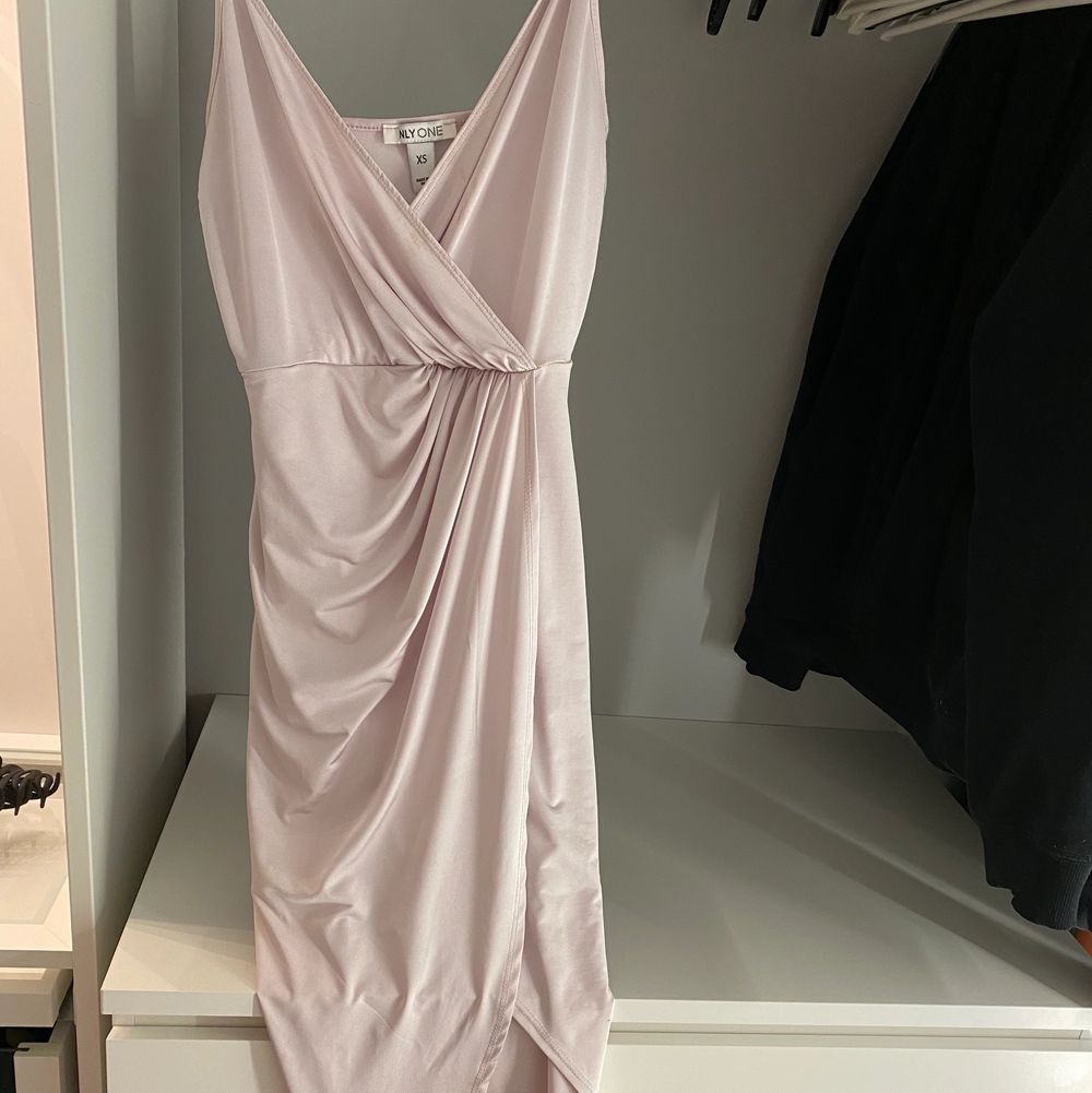 Superfin klänning i ett typ av silkes material. Färgen är ljus, nästan vit men lutar lite åt det ljus rosa hållet. Använd en gång men va tyvärr lite liten. . Klänningar.