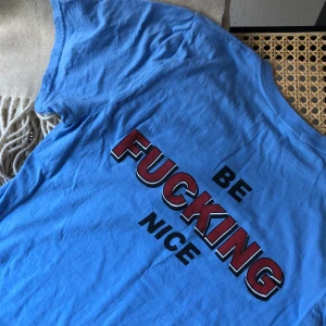 Nasty Gal Tshirt - Tshirt från Nasty Gal. Använd men har inga defekter. Storlek S!