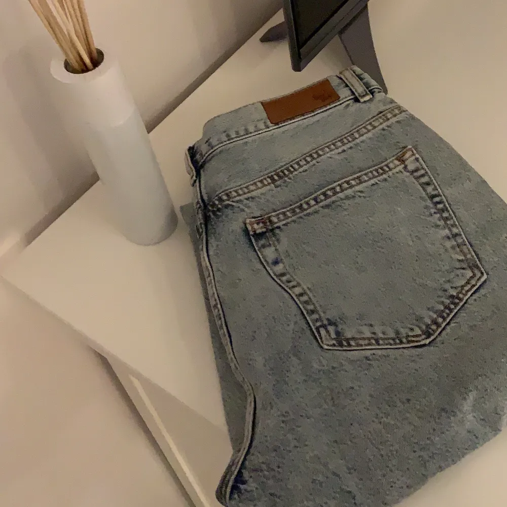Nya jeans från bik bok, storlek L. Aldrig använda🤍🤍Hör av dig för fler bilder. 250 kr inklusive frakt, pris kan diskuteras vid snabb affär . Jeans & Byxor.