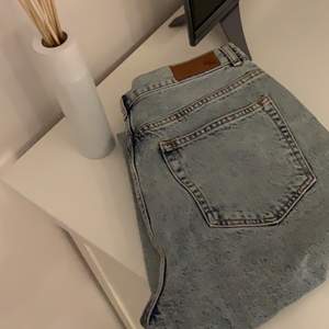 Nya jeans från bik bok, storlek L. Aldrig använda🤍🤍Hör av dig för fler bilder. 250 kr inklusive frakt, pris kan diskuteras vid snabb affär 
