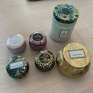 Voluspa ljus - Säljer dessa Voluspa doftljusen. Små 50kr st (den lilla som är använd säljs för 30). Stora gröna doftljuset 150kr. Stora guld doftljuset 200. 