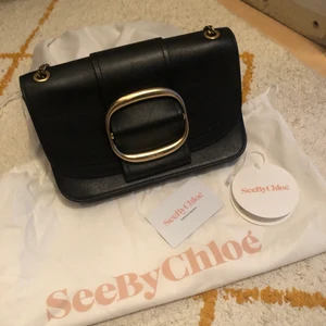 Väska 🧳  - See By Cholè : Width: 24 cm  - Height: 16 cm  - Depth: 8 cm  - Min. strap length: 32 cm - Max. strap length: 55 cm This article is made of real leather.  High bid is welcome . Need more info DM.   I brought it 380 euros On website is SOLD OUT :)  