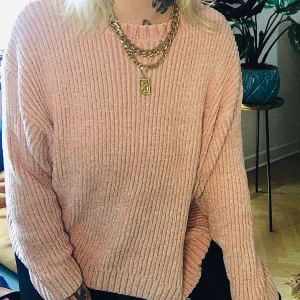 Stickad velour  - Stickad velour tröja från Monki, pastellrosa i färg med invävda glittertrådar. Storlek XL - lapp kvar!