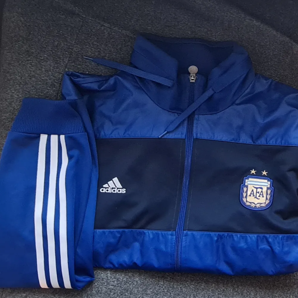 Adidas original Argentina fotbollsjacka. Blandat tracktopmaterial och vindtyg. Snygga detaljer, rätt loose fit, sällsynt. . Jackor.