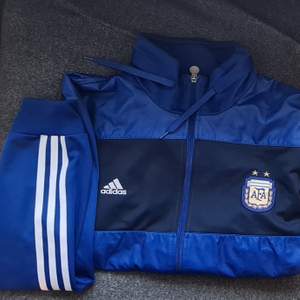 Adidas original Argentina fotbollsjacka. Blandat tracktopmaterial och vindtyg. Snygga detaljer, rätt loose fit, sällsynt. 