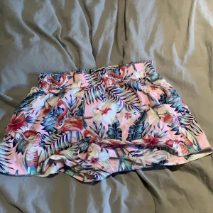 Färgglada shorts från carlings - Frakten ingår i priset! Aldrig använda därav så säljer jag dem.