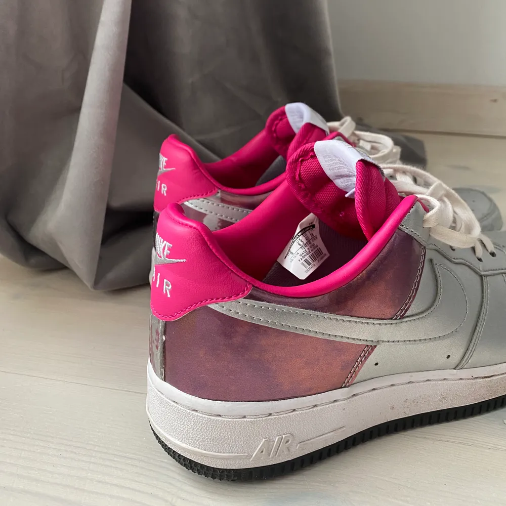 Nike air force 1. Silver och rosa. Storlek 40,5 (passar även 39,5). Fint skick, finns dock avskavd färg, mest på ena skon (se bild 2). Skriv vid intresse/bud eller fler bilder. Köparen står för frakt ä. Skor.