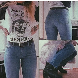 Diesel jeans, Sandy - Klassisk slim/skinny jeans från Diesel, modell Sandy. Klippt i benen så är ankellängd på en 32längd. Väldigt stretchiga så passar en 27-28 (36-38)Ett par favoriter så har några skador/slitage uppe i linningen (se bild 3) Nytvättade på bild - beklagar skrynklat! 😂🤠🎉 