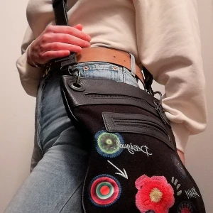 Axelväska - Söt axelväska från Desigual. Den är sparsamt använd, så i bra skick. Axelremmen är lång och justerbar. Kan mötas upp eller ev. Frakta😊✨