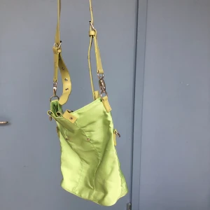 Grön väska! - Här är väskan som man köper tillsammans med tröjan i förra inlägget!🥰