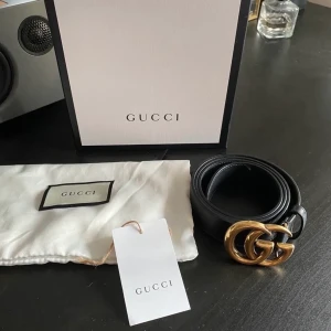 Gucci skärp  - Säljer mitt Gucci skärp i stolek 90cm och det passar en S/36. Skinnet har format sig där bak på skärpet men det är inget som syns när man har på sig det. Frakt tillkommer!
