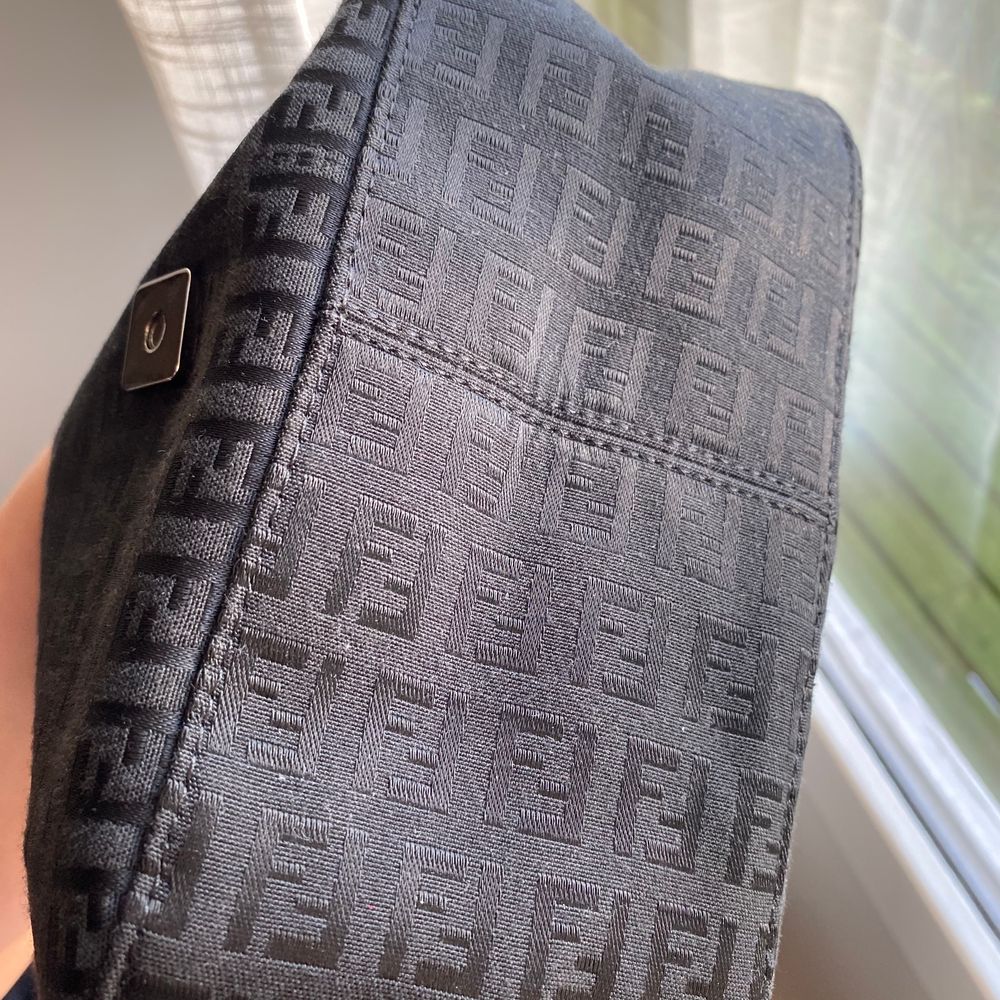 Fendi baguette cloth mini bag köpt på Vestiaire Collective i jan 2021. Aldrig använd så i väldigt bra skick utan repor / slitningar! Finns kvitto samt äktintyg. Kan mötas i Sthlm/skickas. Pga oseriösa köpare så lägger jag ut igen! Pris kan diskuteras! . Accessoarer.