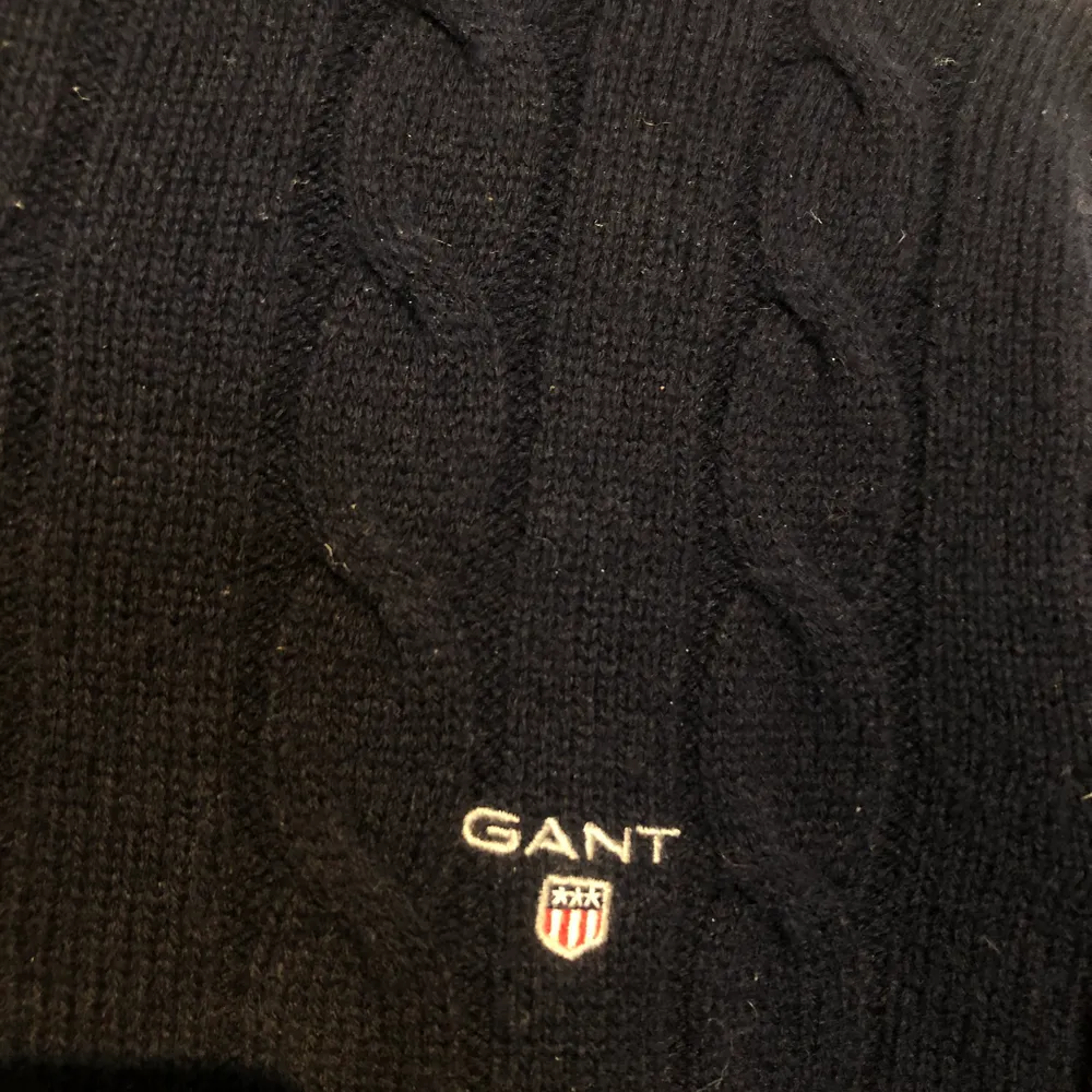 Stickad tröja från Gant som är mörkblå i storlek 170 cm, 15 år.(S/M) Använd bara några få gånger. Frakt ingår ej. . Stickat.