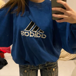 Adidas kofta - Baggy blå adidaskofta i perfekt skick. Storlek M. Budgivning