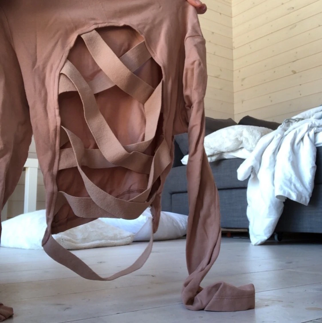 Enfärgad tröja med hål i ryggen