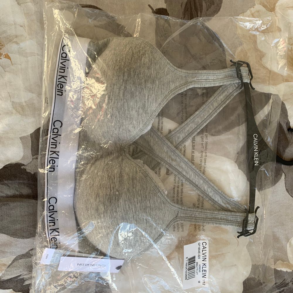 Hej! Säljer denna nya CK bh-n köpt på Zalando för 399kr men säljer den för endast 180 + frakt (45kr).I färgen grå. Den är i Storlek M. Skulle säga att den passar för A, B och C kupa. 💞 Många är intresserade så det blir budgivning, skriv i kommentarerna 🥰. Toppar.