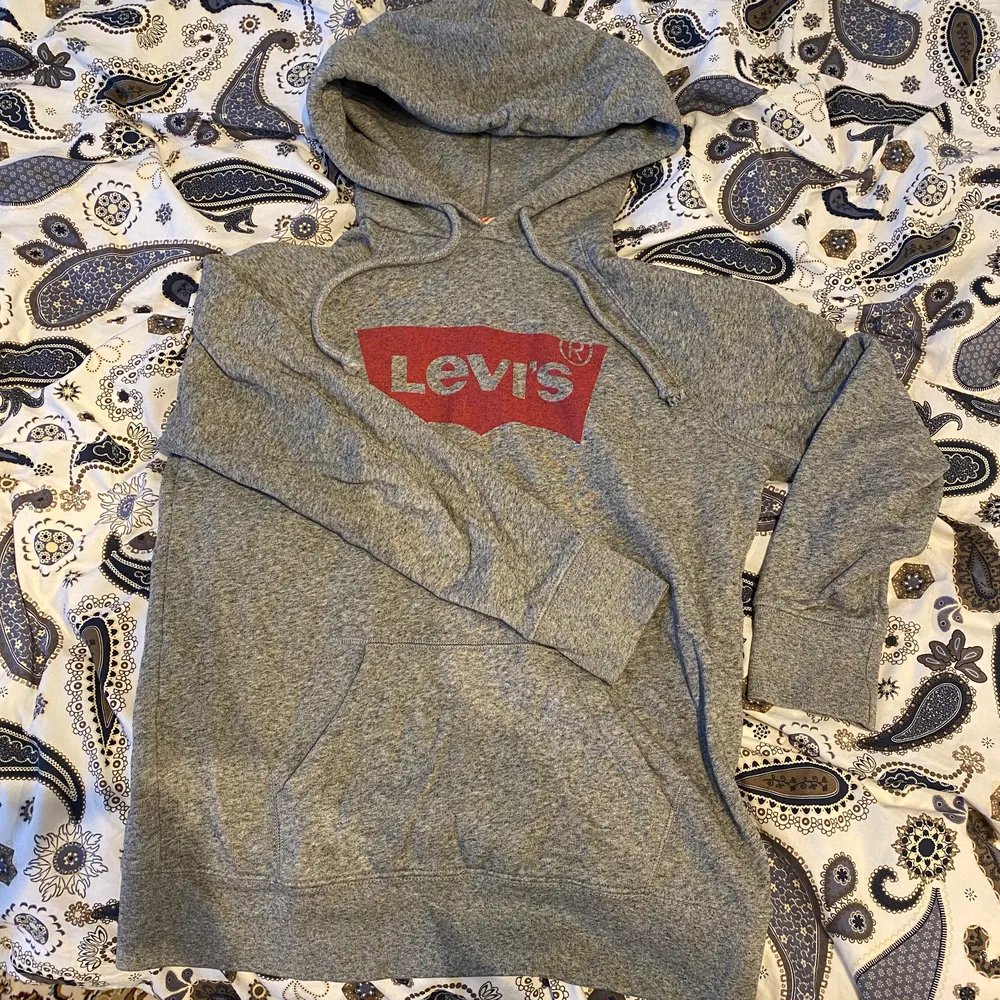 En jätte skön levis kofta, nästan som ny, väldigt bra skick storlek xs men passar s också, använt väldigt fåtal gånger, frakt igår i priset. Hoodies.