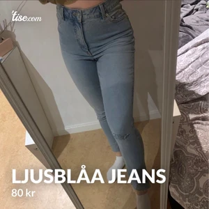 ljusblåa jeans från cheap monday - ljusblåa jeans med slitningar på knät och över bakfickan passar xs-s