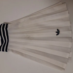 Adidas kjol Strl 38 - Säljer en Adidas kjol. Strl 38. 